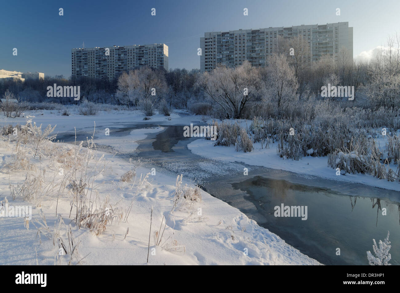 Vue d'hiver sur la rivière Yauza dans la partie nord-est de Moscou Banque D'Images
