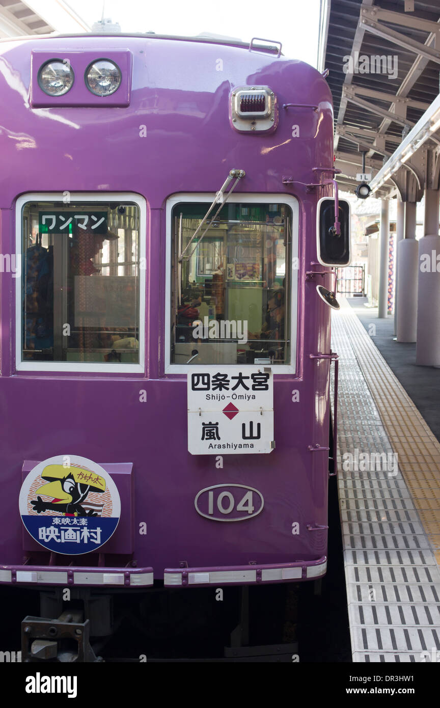 Train local de Shijo Omiya à Arashiyama. Kyoto, Japon Banque D'Images