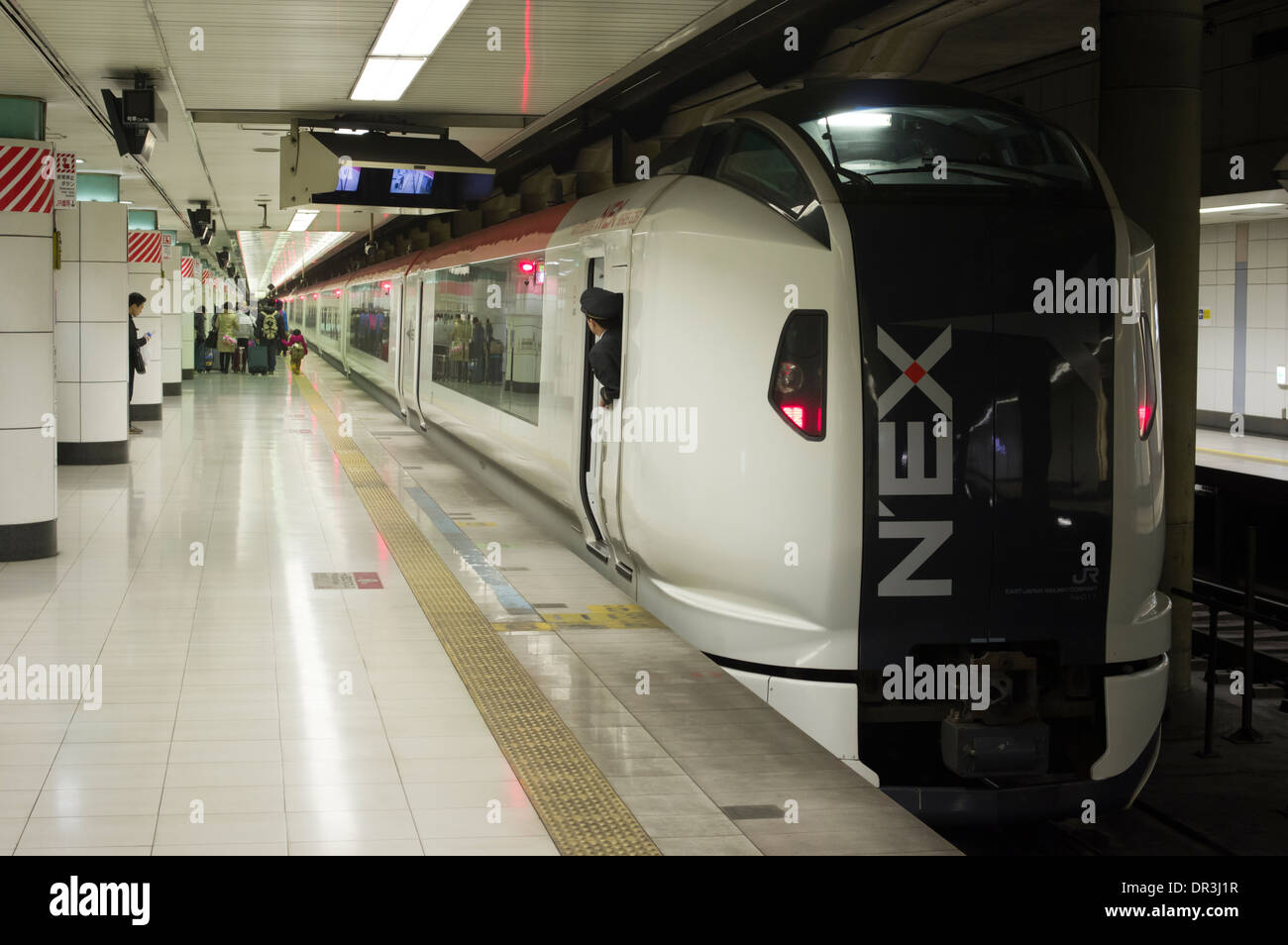 Le Narita Express et rapide du centre de Tokyo à l'aéroport de Narita. Banque D'Images