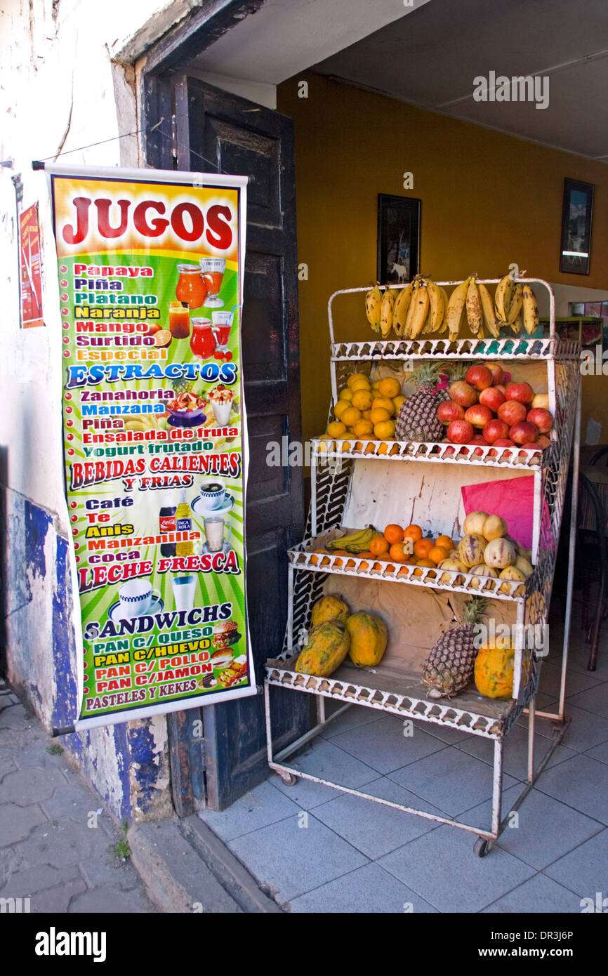 Fruits frais et coloré de la publicité inscription des boissons au jus de fruit en entrée de cafe dans village de montagnes des Andes au Pérou Banque D'Images