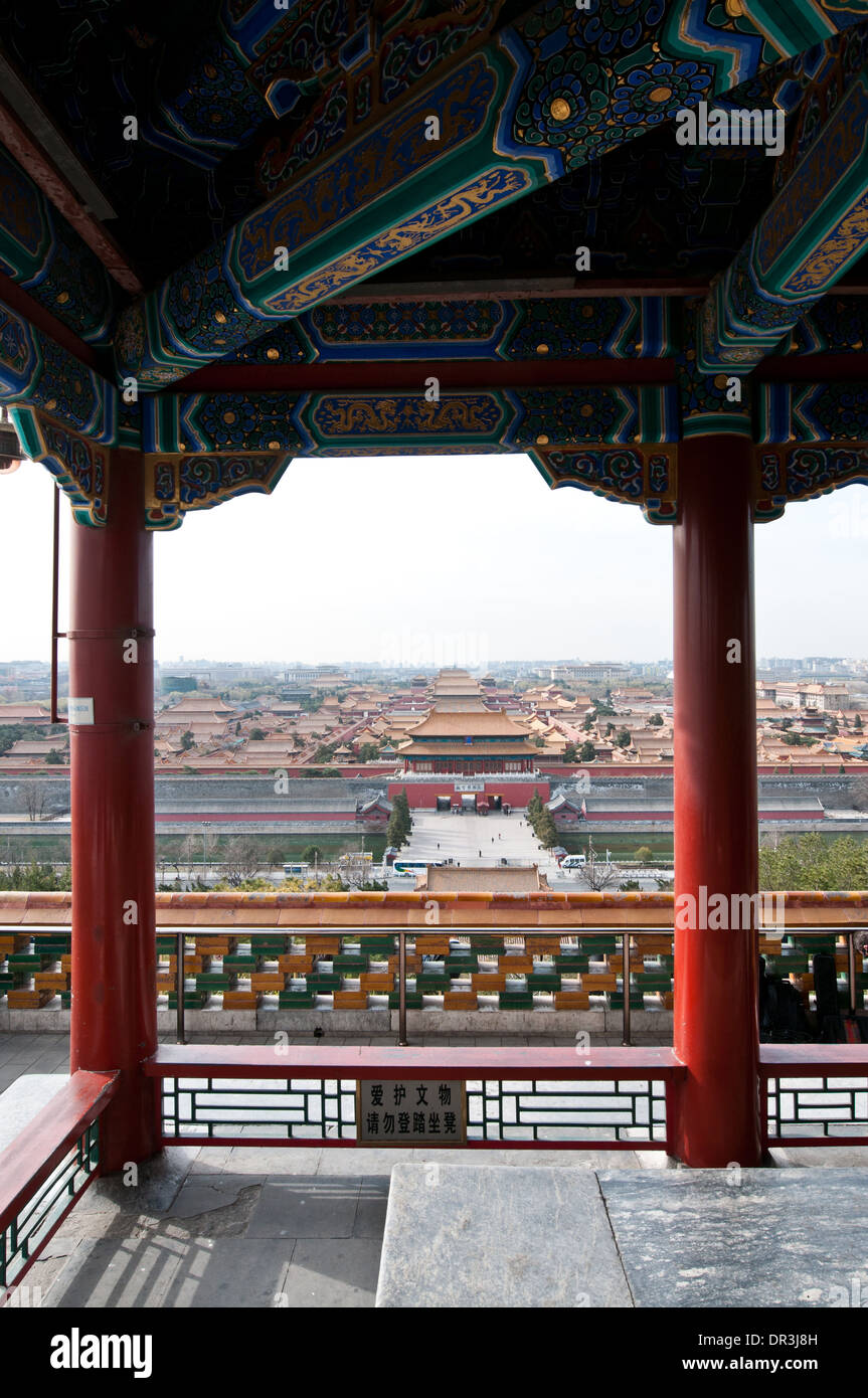 Porte de la Divine pourrait ou Porte de prouesse divine, dans le nord de l'entrée de la Cité Interdite à Beijing, Chine, vu de Parc Jingshan Banque D'Images