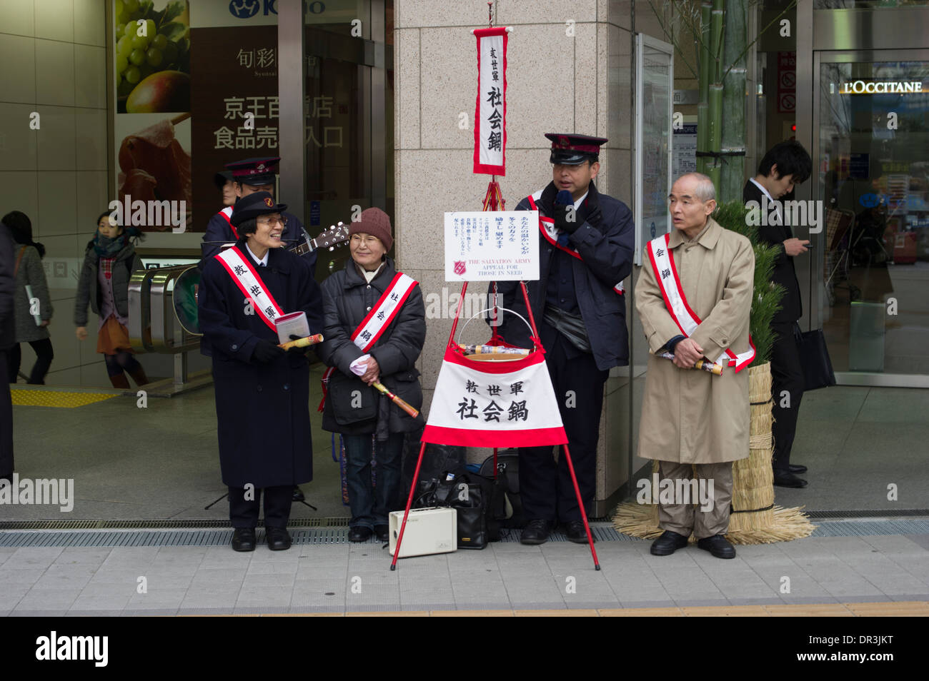 Sonneurs de l'Armée du salut à l'extérieur de la gare de Shinjuku, Tokyo, Japon Banque D'Images