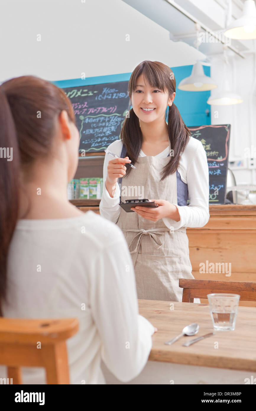 Serveuse de prendre des commandes au café Banque D'Images
