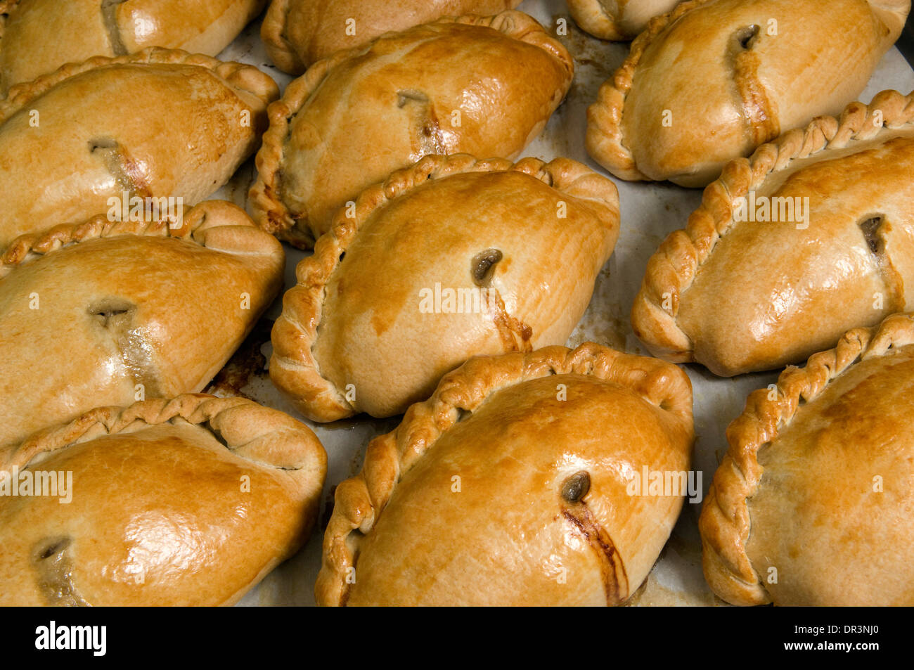 La boulangerie Chough, Padstow, Cornwall, fabrique de véritables pâtes cornouaillaises avec la propriétaire Elaine EAD Banque D'Images