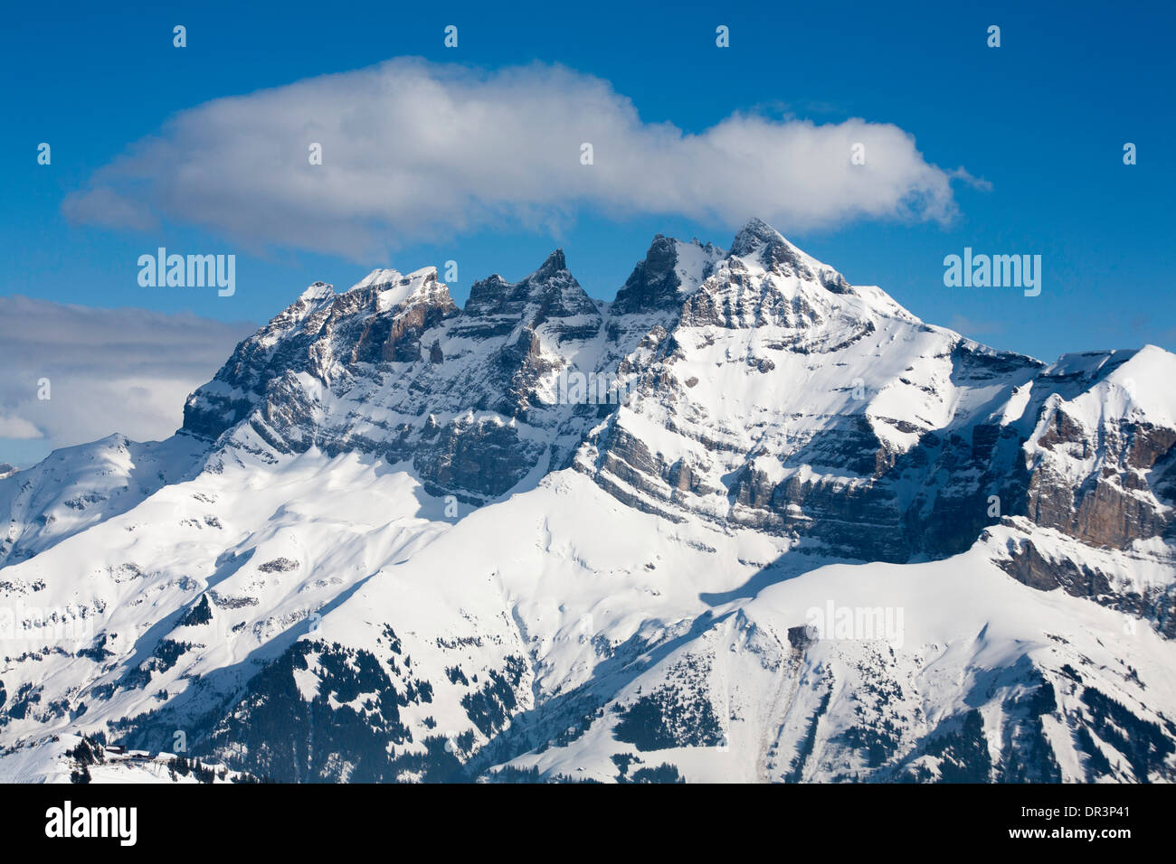 Les Dents du Midi au-dessus de la Val d'Illiez du village de Champoussin une partie des Portes du Soleil Valais Suisse Banque D'Images