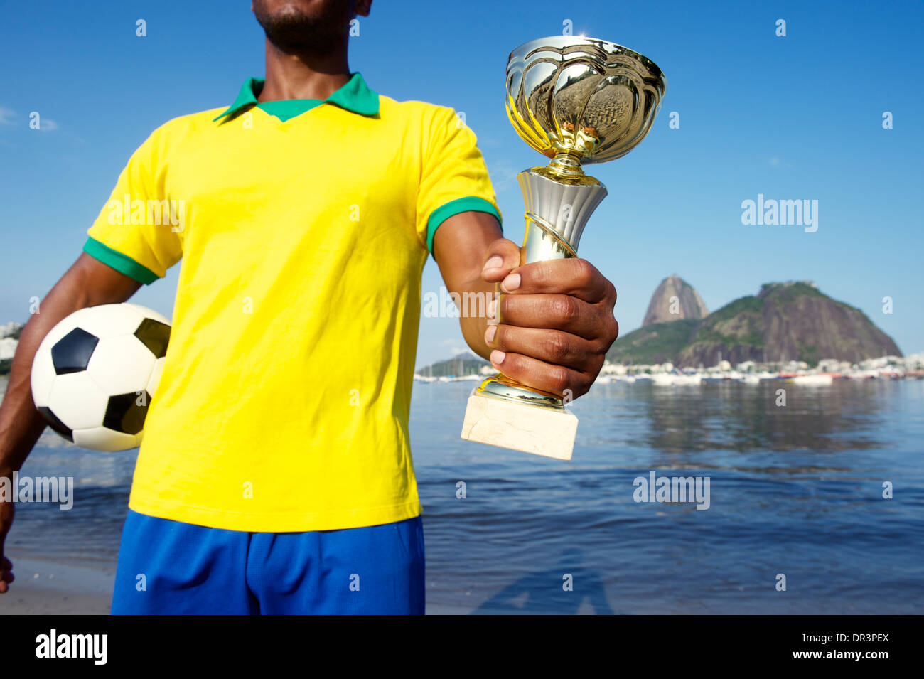 Champion Brazilian soccer player holding trophy et football Sugarloaf Rio de Janeiro Brésil Banque D'Images