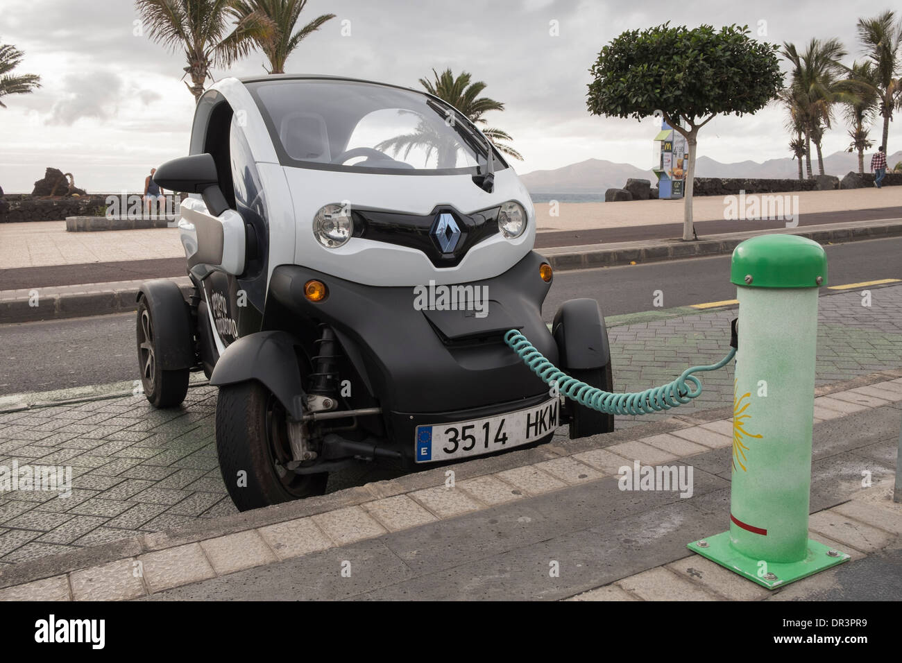Renault Twizy voiture électrique alimentée par batterie, branché à un  sol-lar point de chargement de la batterie sur la route en Canaries,  Espagne Photo Stock - Alamy