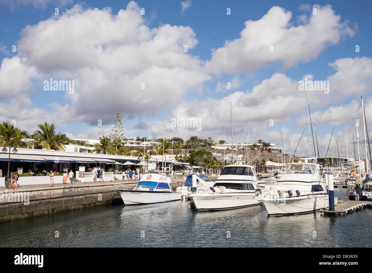 Loisirs de luxe bateaux amarrés dans la marina de Puerto Calero, Lanzarote, îles Canaries, Espagne Banque D'Images