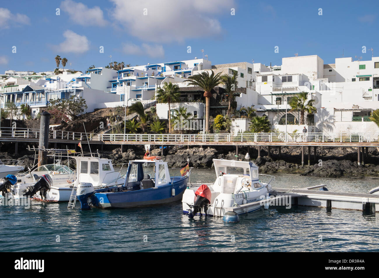 Appartements de vacances blanc typique sur le front de mer, donnant sur le port de Puerto del Carmen, Lanzarote, îles Canaries, Espagne Banque D'Images