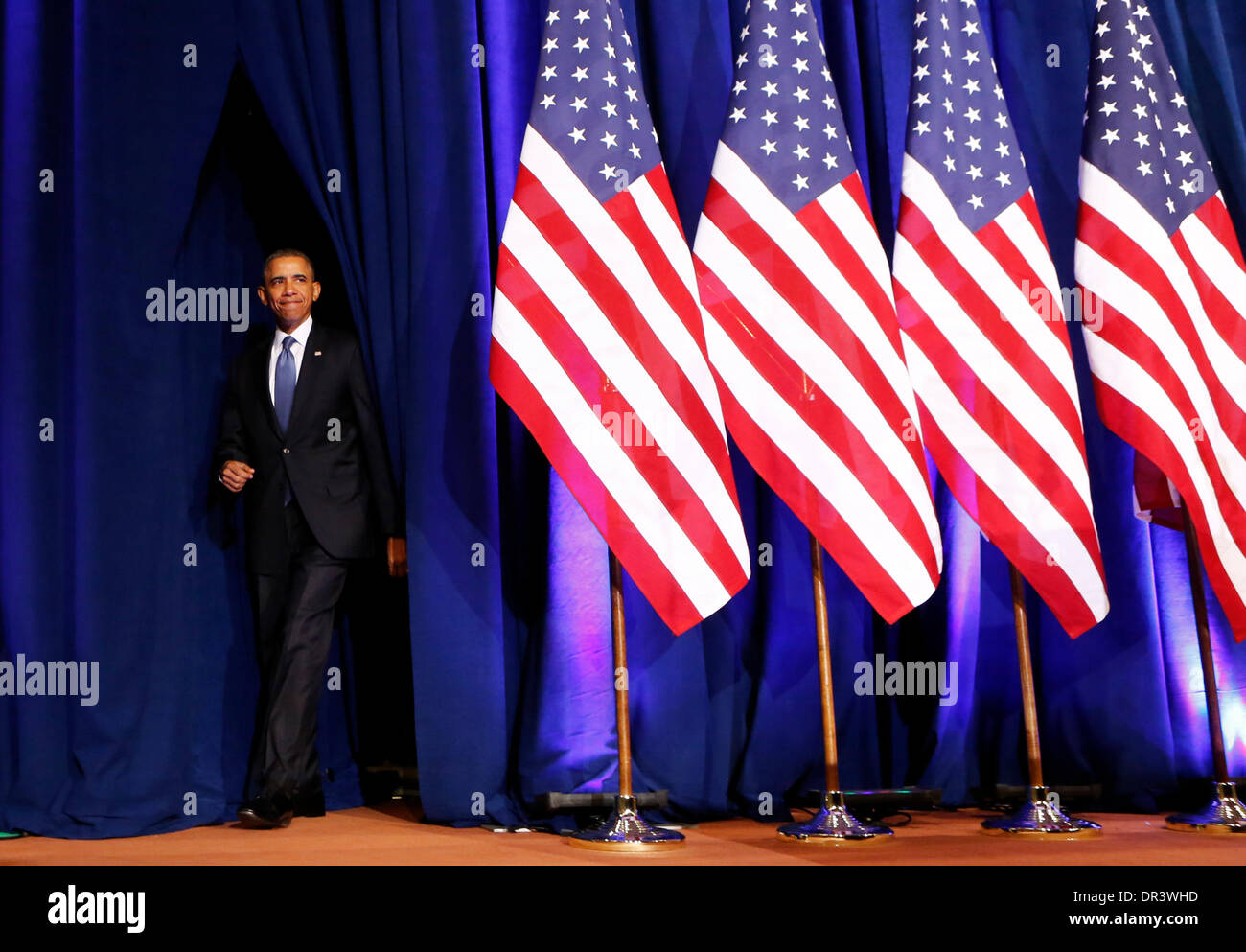 Washington DC, USA. 17 Jan, 2014. Le président des États-Unis Barack Obama arrive à leurs remarques concernant les programmes de renseignement électromagnétique et comment ils peuvent être utilisés pour protéger la sécurité nationale tout en soutenant la politique étrangère et le respect de la vie privée et des libertés civiles au ministère de la Justice à Washington DC, le 17 janvier 2014. Credit : Aude Guerrucci / Piscine via CNP Crédit : afp photo alliance/Alamy Live News Banque D'Images