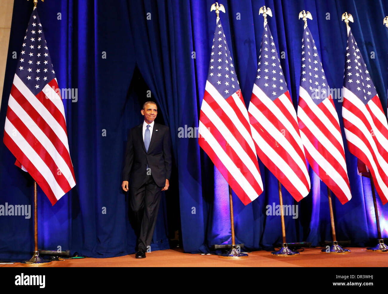 Washington DC, USA. 17 Jan, 2014. Le président des États-Unis Barack Obama arrive à leurs remarques concernant les programmes de renseignement électromagnétique et comment ils peuvent être utilisés pour protéger la sécurité nationale tout en soutenant la politique étrangère et le respect de la vie privée et des libertés civiles au ministère de la Justice à Washington DC, le 17 janvier 2014. Credit : Aude Guerrucci / Piscine via CNP Crédit : afp photo alliance/Alamy Live News Banque D'Images