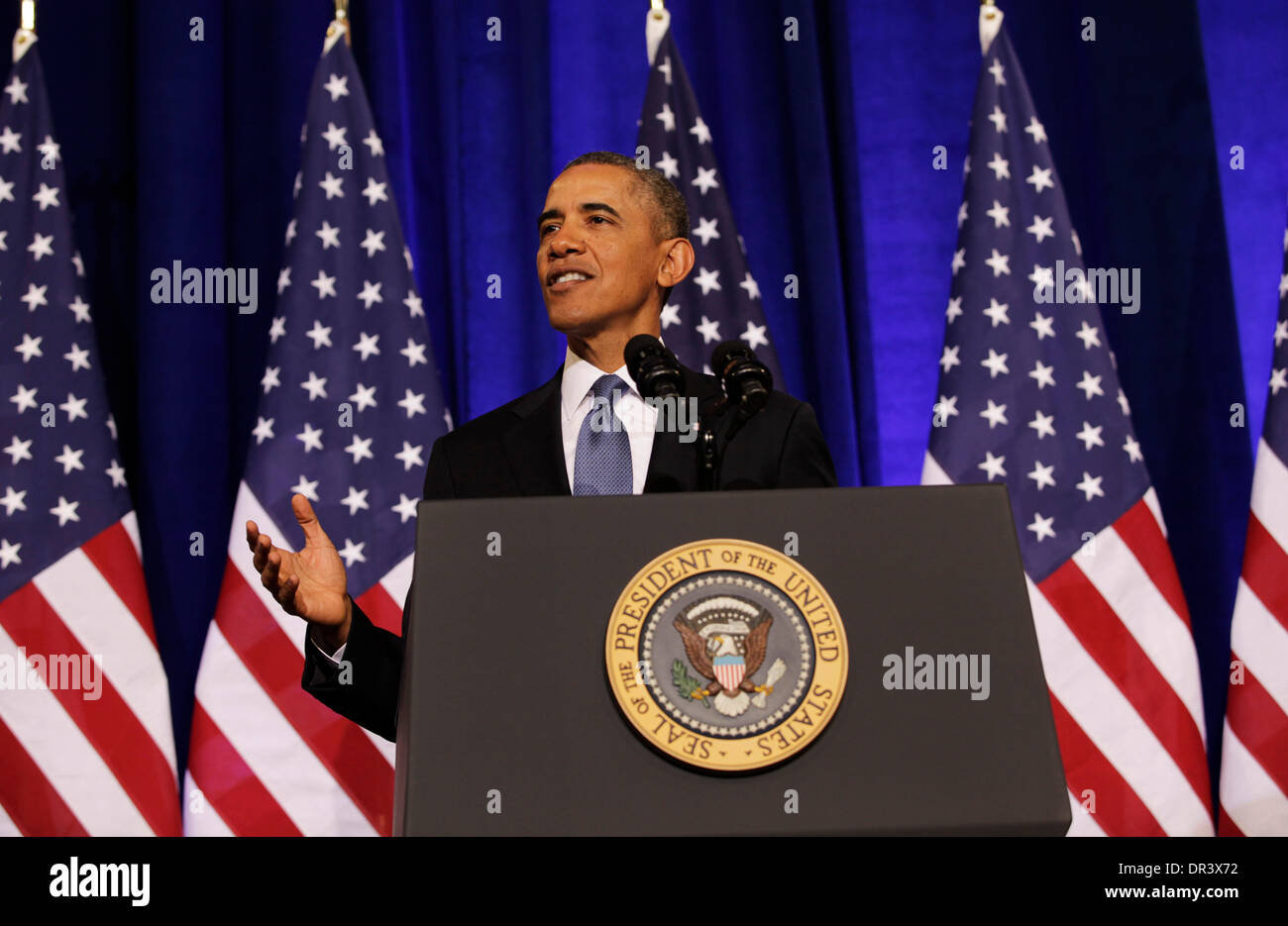 Washington DC, USA. 17 Jan, 2014. protéger la sécurité nationale tout en soutenant la politique étrangère et le respect de la vie privée et des libertés civiles, au ministère de la Justice à Washington DC. 17 Jan, 2014. Le président des États-Unis Barack Obama prononce une allocution sur les programmes de renseignement électromagnétique et comment ils peuvent être utilisés pour protéger la sécurité nationale tout en soutenant la politique étrangère et le respect de la vie privée et des libertés civiles, au ministère de la Justice à Washington DC, le 17 janvier 2014. Credit : Aude Guerrucci / Piscine via CNP/dpa/Alamy Live News Crédit : afp photo alliance/Alamy Live News Banque D'Images