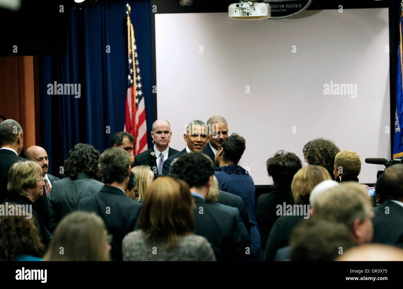 Washington DC, USA. 17 Jan, 2014. Le président des États-Unis Barack Obama et procureur général des États-Unis, Eric Holder, consulter les membres du personnel du Département de la Justice après avoir prononcé les remarques sur les programmes de renseignement électromagnétique et comment ils peuvent être utilisés pour protéger la sécurité nationale tout en soutenant la politique étrangère et le respect de la vie privée et des libertés civiles, au ministère de la Justice à Washington DC, le 17 janvier 2014. Credit : Aude Guerrucci / Piscine via CNP Crédit : afp photo alliance/Alamy Live News Banque D'Images
