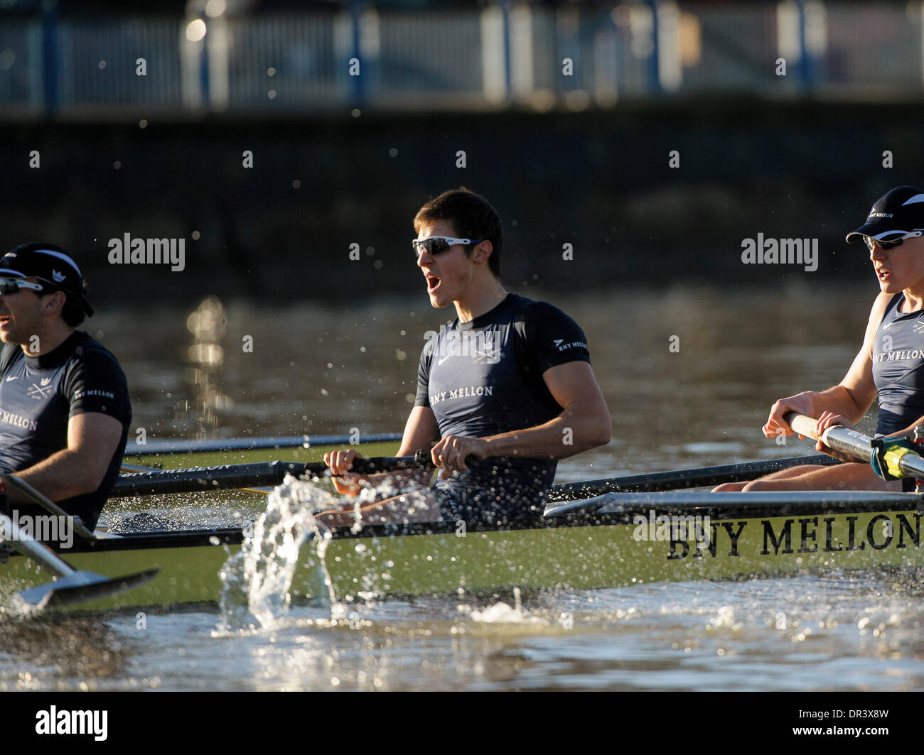 Tamise, Londres, Royaume-Uni. 19 Jan, 2014. L'essai fait partie du processus de sélection pour déterminer qui va représenter l'Université d'Oxford à la 160e exécution de la University Boat Race le 6 avril 2014. Le procès des deux huit, nommé les polluants et têtu est la seule occasion au cours de la saison que les membres de l'escouade peut race côte à côte sur l'ensemble de quatre et un quart de miles le parcours de championnat entre Putney et Mortlake dans une simulation de la BNY Mellon Boat Race. Credit : Action Plus Sport Images/Alamy Live News Banque D'Images