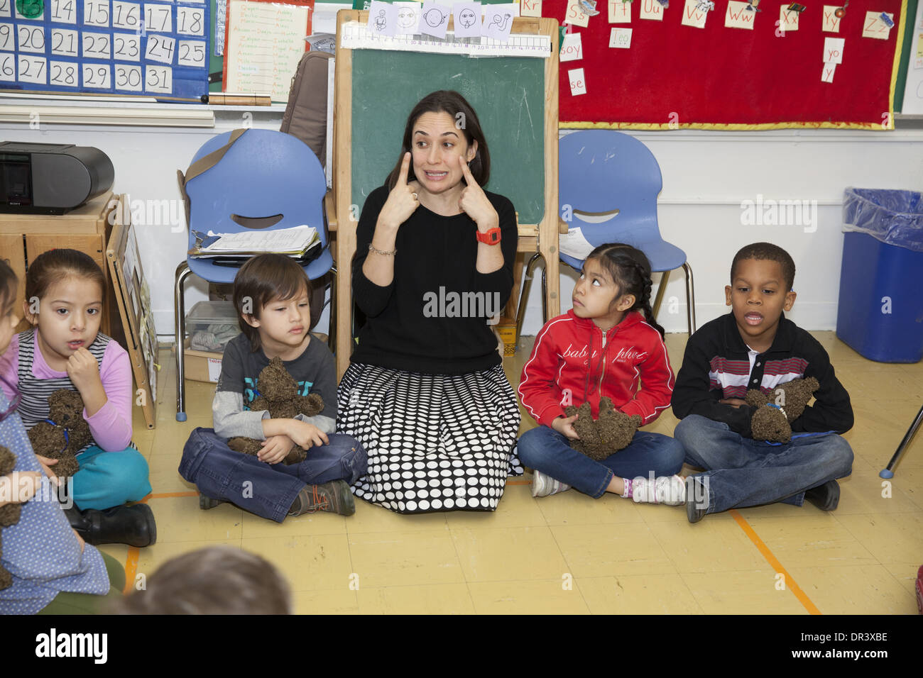Classe de l'école élémentaire active au château de l'école élémentaire publique de pont dans la région de Manhattan, New York. Banque D'Images