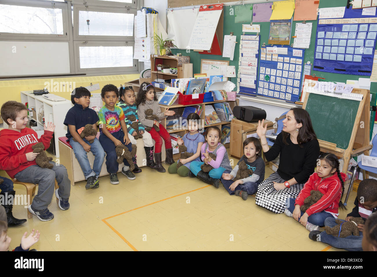 Classe de maternelle bilingue active dans une école primaire publique du Upper Manhattan, New York. Banque D'Images