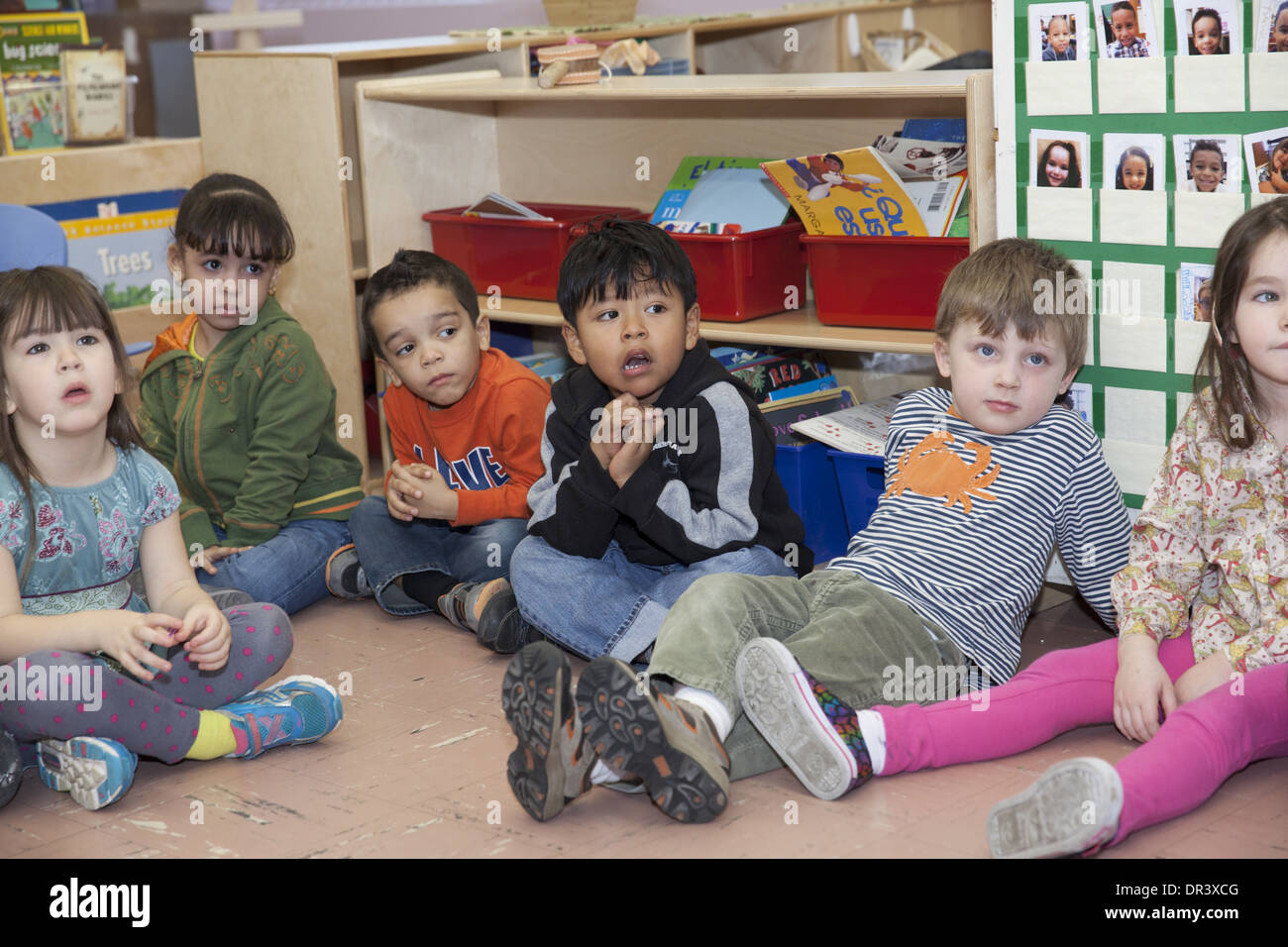 Les élèves de maternelle dans une discussion à l'école élémentaire publique de pont dans la région de Manhattan, New York. Banque D'Images