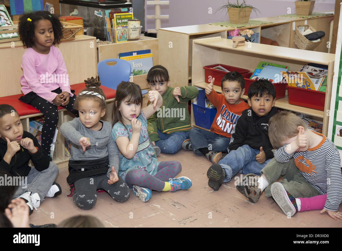 Classe de l'école élémentaire active à une école primaire publique dans upper Manhattan, New York. Banque D'Images