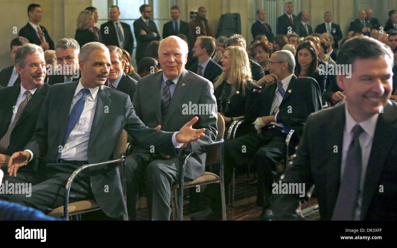 United States Sous-procureur général James Cole, à gauche ; Procureur général américain Eric Holder, deuxième à gauche ; le sénateur américain Patrick Leahy (démocrate du Vermont), Président de la Commission Judiciaire du Sénat américain, deuxième à droite ; et directeur du Federal Bureau of Investigation (FBI), James Comey, droite, engager la conversation avant le président américain Barack Obama au sujet de programmes de renseignement électromagnétique et comment ils peuvent être utilisés pour protéger la sécurité nationale tout en soutenant la politique étrangère et le respect de la vie privée et des libertés civiles, au ministère de la Justice à Washington DC, le 17 janvier 2014. La SLA Banque D'Images