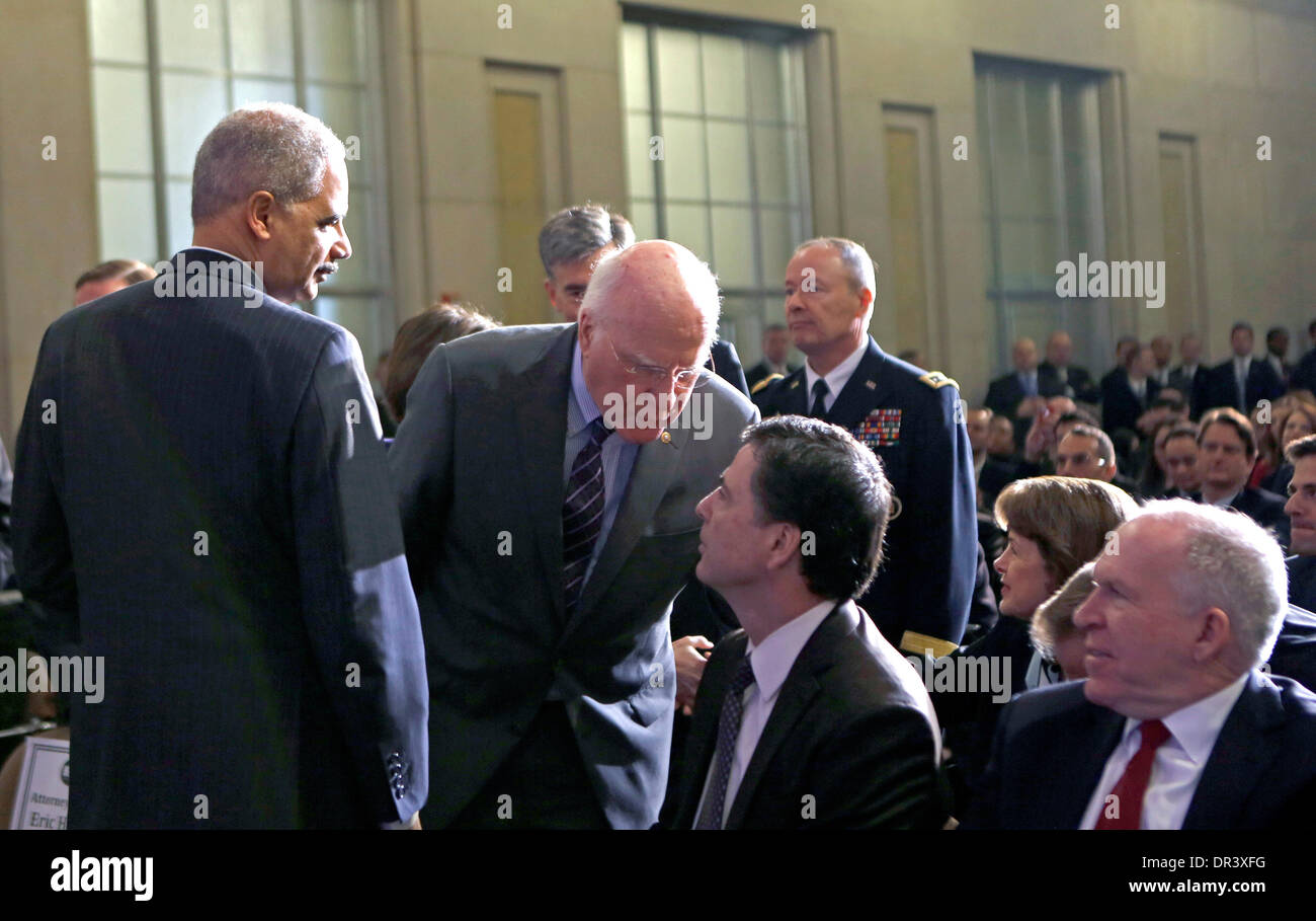 Procureur général des États-Unis, Eric Holder, gauche, le sénateur américain Patrick Leahy (démocrate du Vermont), deuxième à gauche, Directeur du Federal Bureau of Investigation (FBI), James Comey, deuxième à droite, et directeur de l'Agence centrale de renseignement (CIA) John Brennan, droite, engager la conversation avant le président américain Barack Obama au sujet de programmes de renseignement électromagnétique et comment ils peuvent être utilisés pour protéger la sécurité nationale tout en soutenant la politique étrangère et le respect de la vie privée et des libertés civiles, au ministère de la Justice à Washington DC, le 17 janvier 2014. Credit : Aude Guerrucci / Piscine Banque D'Images