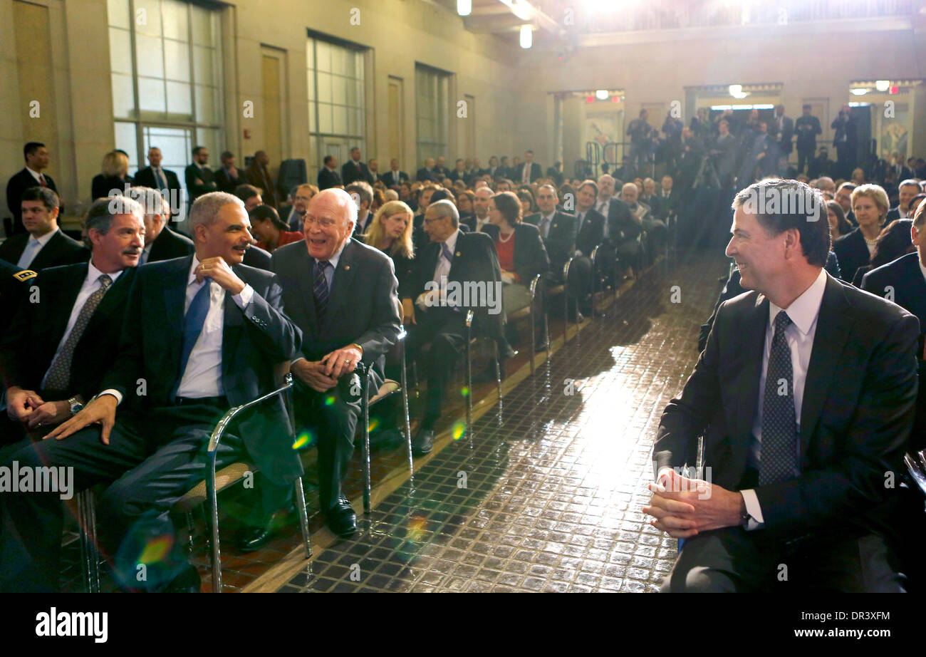 United States Sous-procureur général James Cole, à gauche ; Procureur général américain Eric Holder, deuxième à gauche ; le sénateur américain Patrick Leahy (démocrate du Vermont), Président de la Commission Judiciaire du Sénat américain, deuxième à droite ; et directeur du Federal Bureau of Investigation (FBI), James Comey, droite, engager la conversation avant le président américain Barack Obama au sujet de programmes de renseignement électromagnétique et comment ils peuvent être utilisés pour protéger la sécurité nationale tout en soutenant la politique étrangère et le respect de la vie privée et des libertés civiles, au ministère de la Justice à Washington DC, le 17 janvier 2014. Cre Banque D'Images