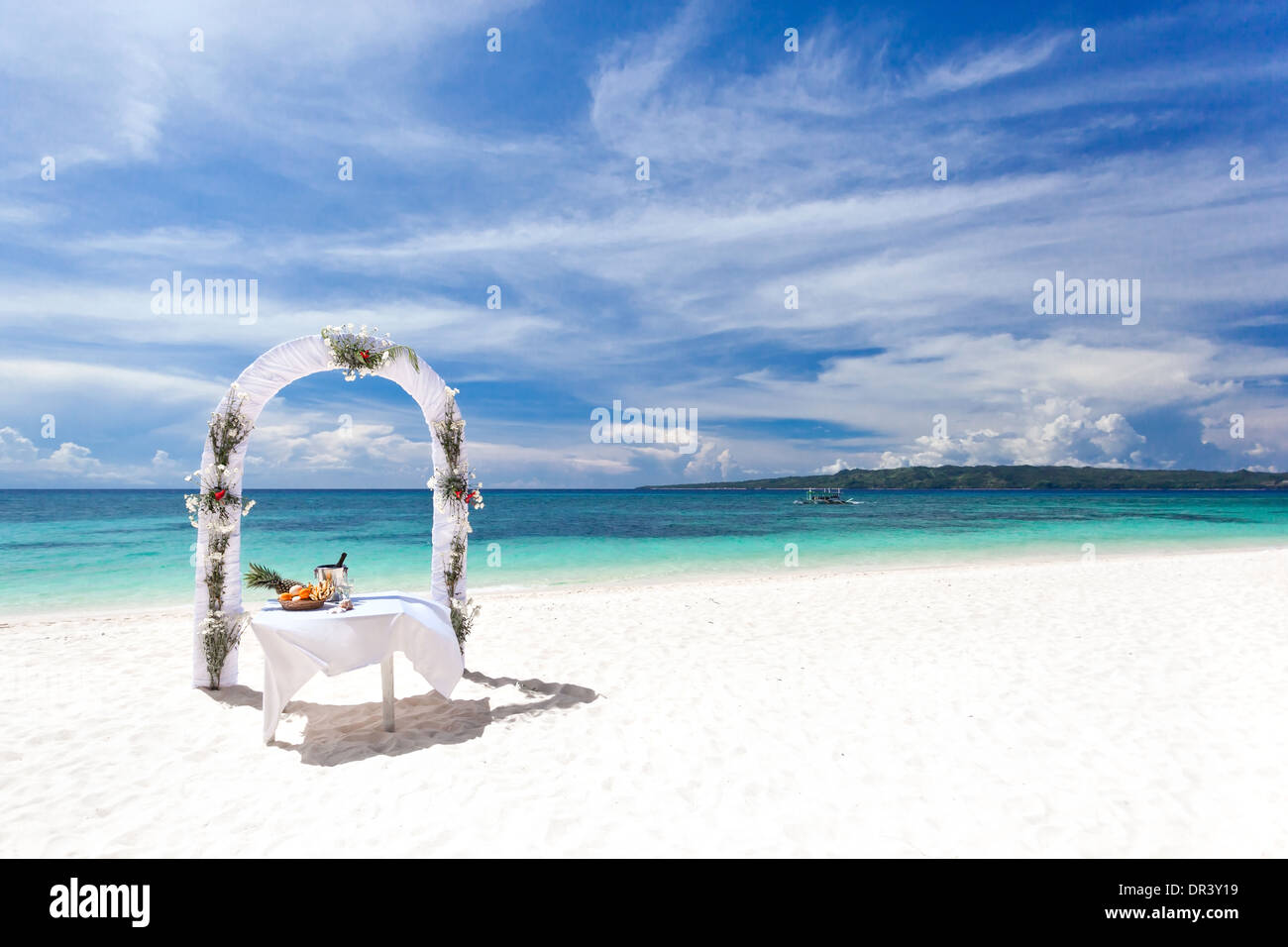Beautiful wedding arch on tropical beach, personne. Mariage Voyage Banque D'Images