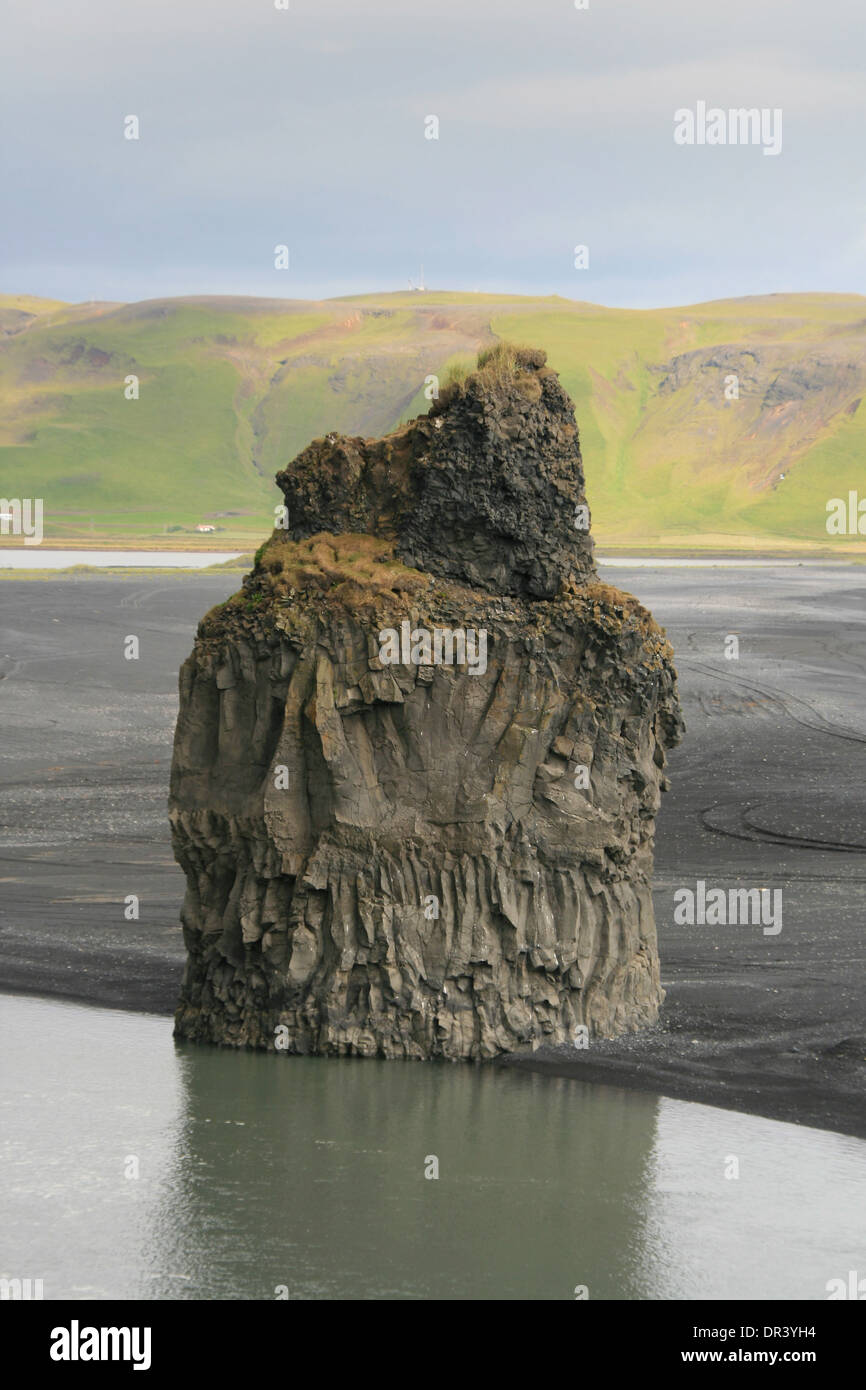 Pilier de roche volcanique dans la plage de Dyrholaey dans la côte sud de l'Islande. Banque D'Images