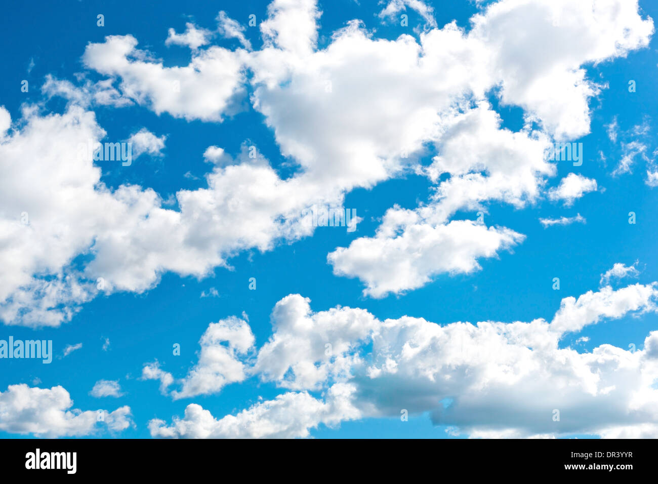 Cloudly fond ciel bleu Banque D'Images