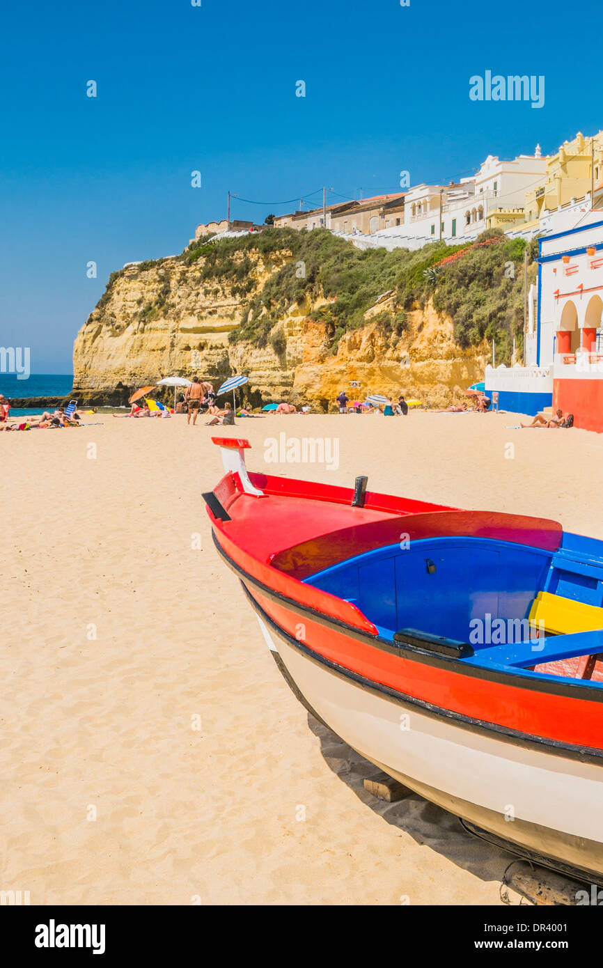 Bateau de pêche traditionnellement peints sur la plage de Carvoeiro, Algarve, PORTUGAL Banque D'Images