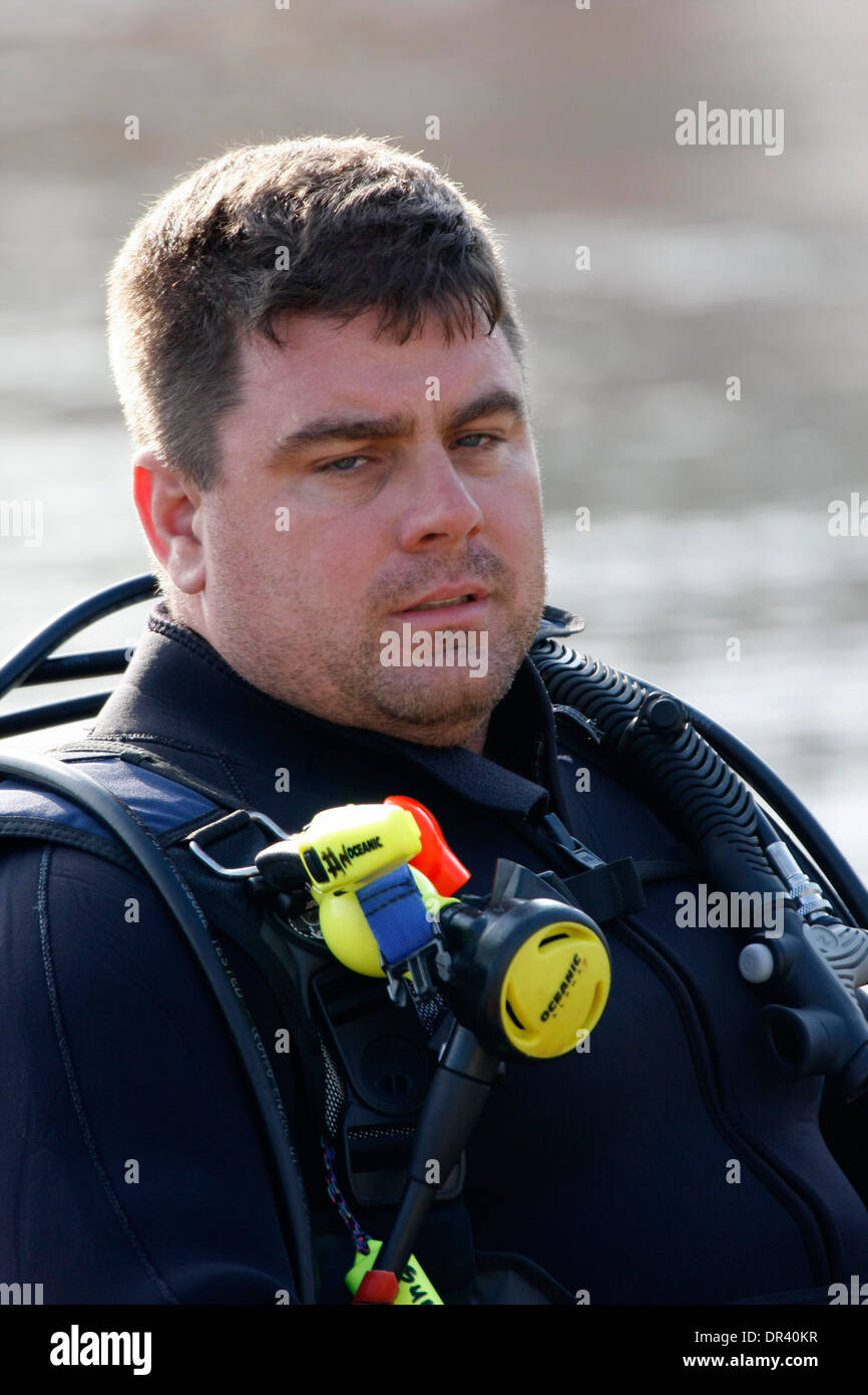 Le stress sur le visage d'un plongeur de secours à Okaukee Lake Wisconsin Banque D'Images