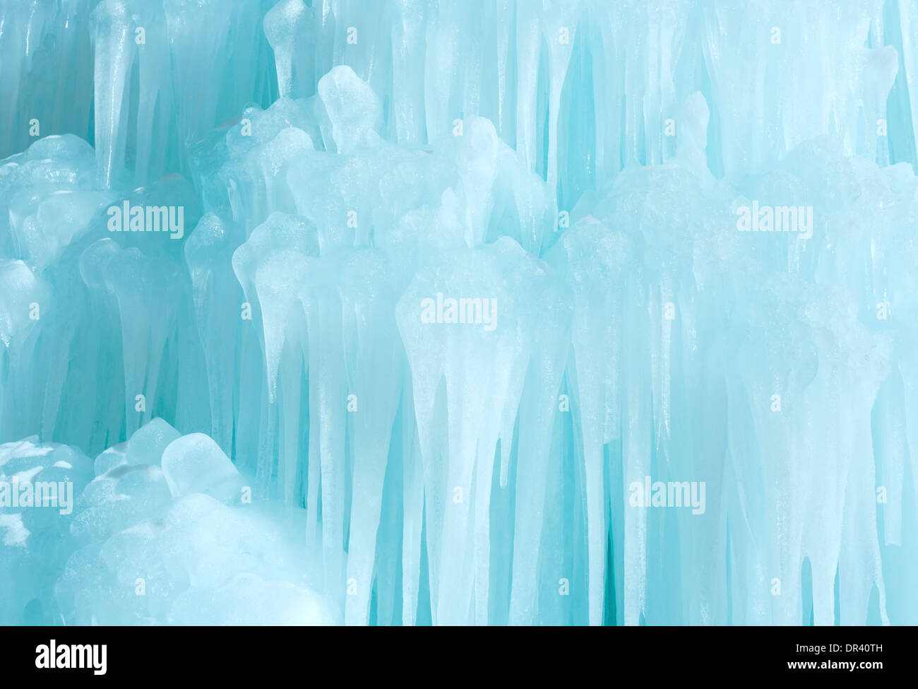 L'eau gelée dans la fontaine (cascade de glace). Fond d'hiver. Banque D'Images