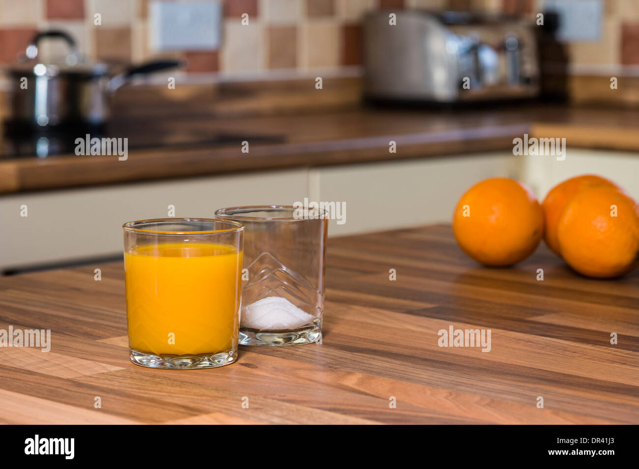 Jus d'orange et le sucre, de grandes quantités de sucre dans les jus de fruits. Banque D'Images