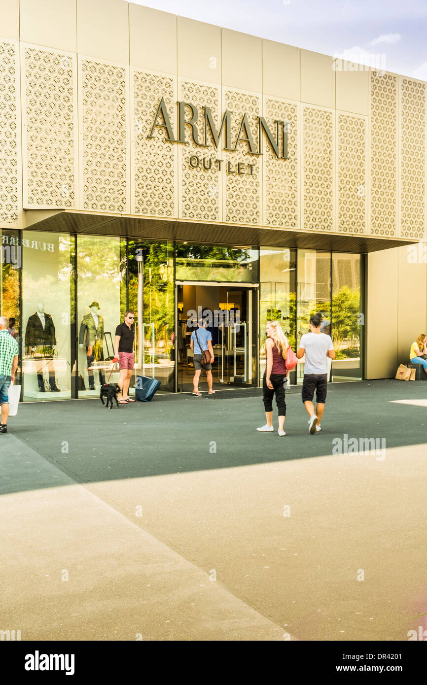 Armani outlet store Banque de photographies et d'images à haute résolution  - Alamy
