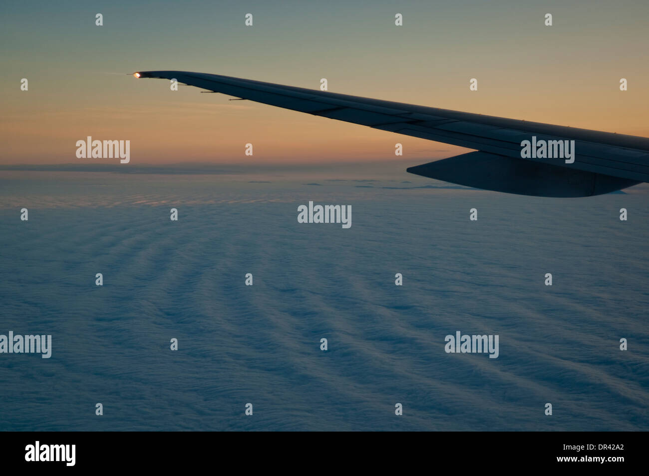 Les stratus bas niveau au lever du soleil sur l'Océan Pacifique Banque D'Images