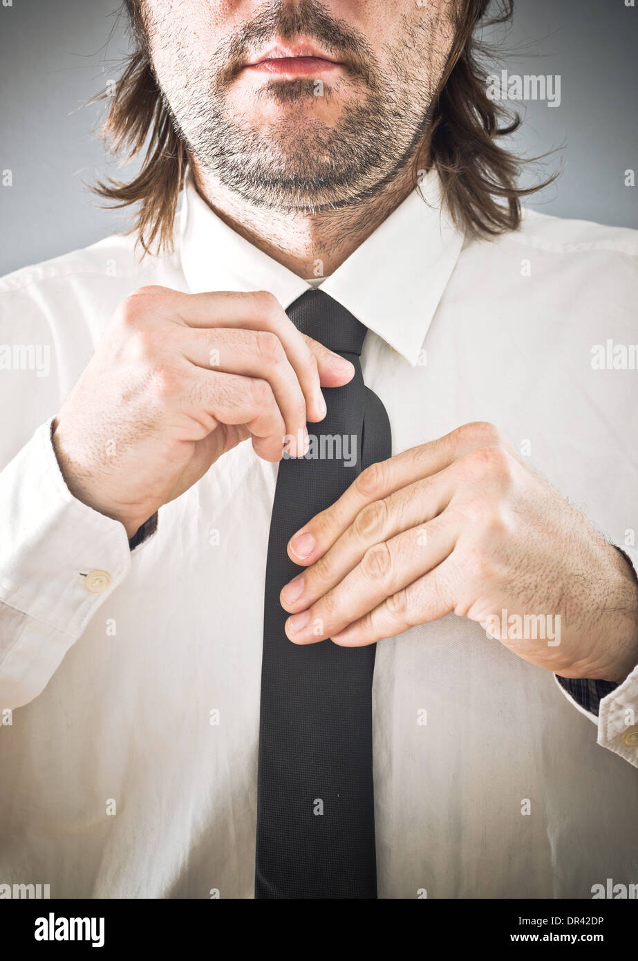 Businessman tying necktie. La correction de l'homme égalité, Close up avec focus sélectif. Banque D'Images