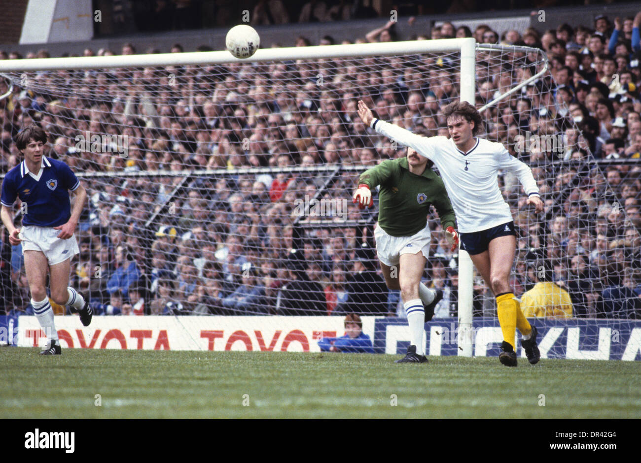 FA Cup semi finale Tottenham Hotspur v Leicester City à Villa Park 03 avril 1982 Spurs Glenn Hoddle célèbre but Banque D'Images