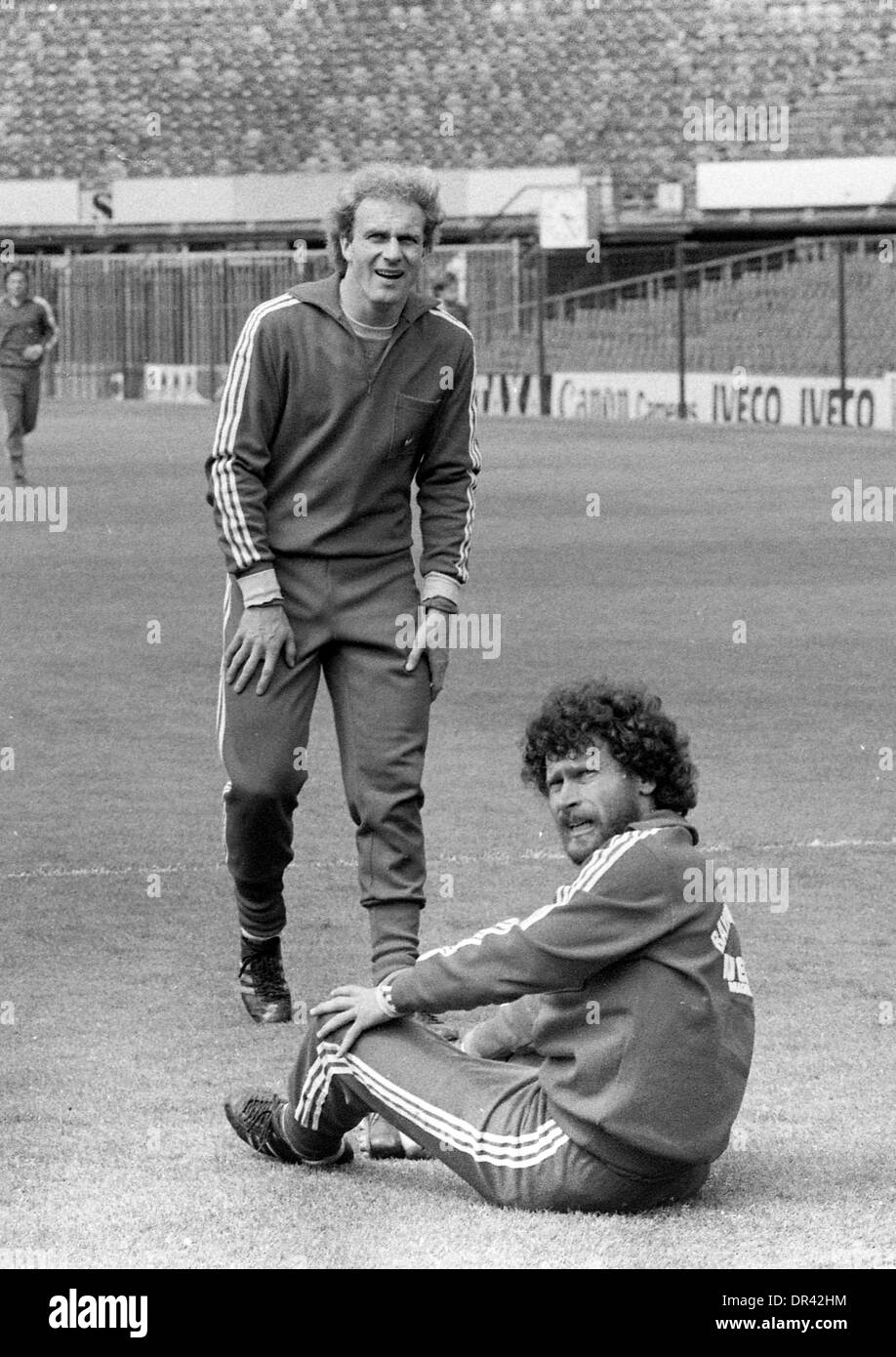 Karl-Heinz Rummenigge et Paul Breitner joueur de se préparer pour la finale de la Coupe européenne 1982 Banque D'Images