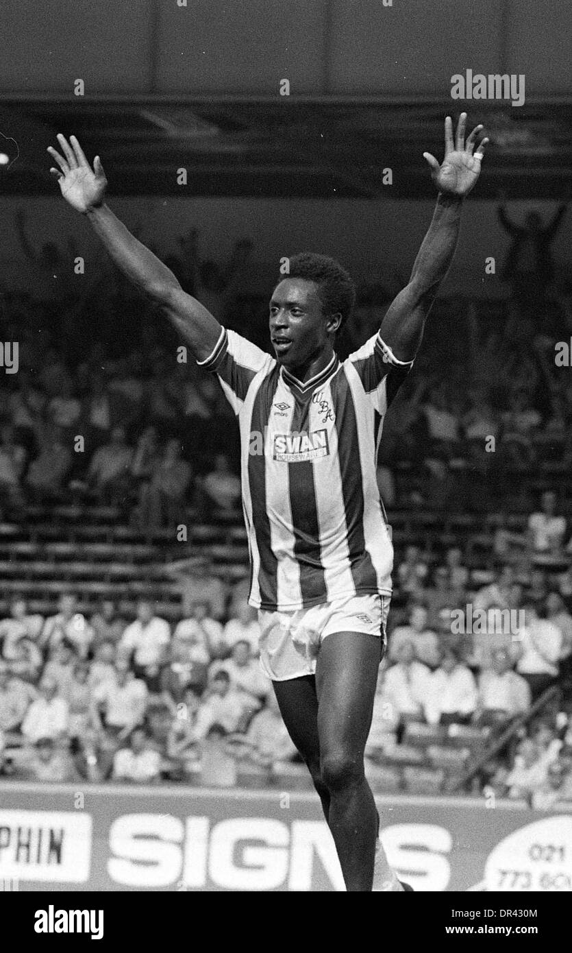 Garry Thompson marque but pour West Bromwich Albion ASTON VILLA V West Bromwich Albion 27/8/83 Banque D'Images