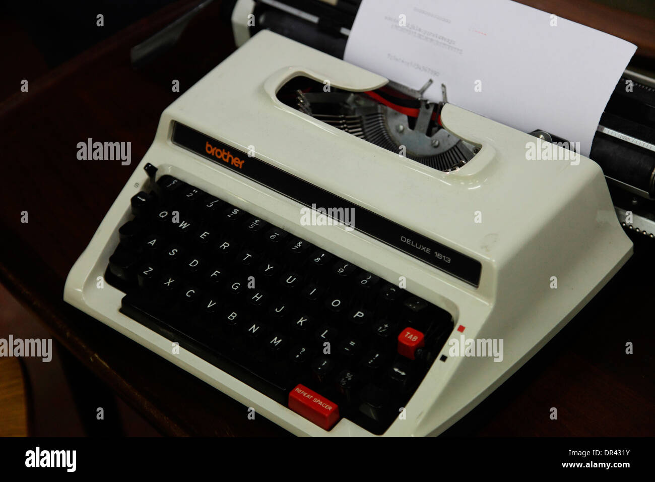 Machine à écrire Brother 1613 de luxe en vente à Broncante antiques market Banque D'Images