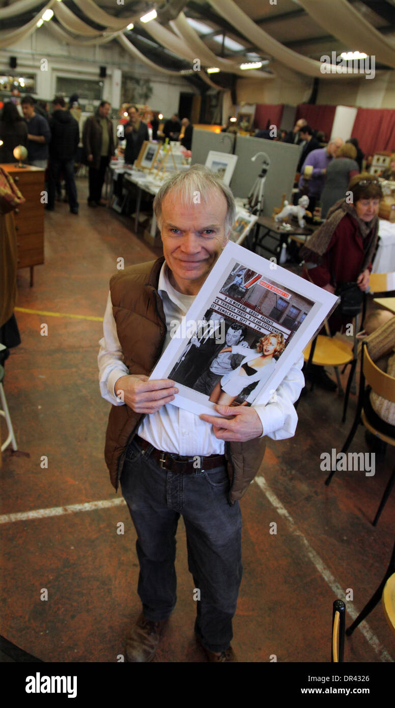 L'artiste irlandais Sean Hillen au marché d'antiquités Brocante à Dublin Banque D'Images