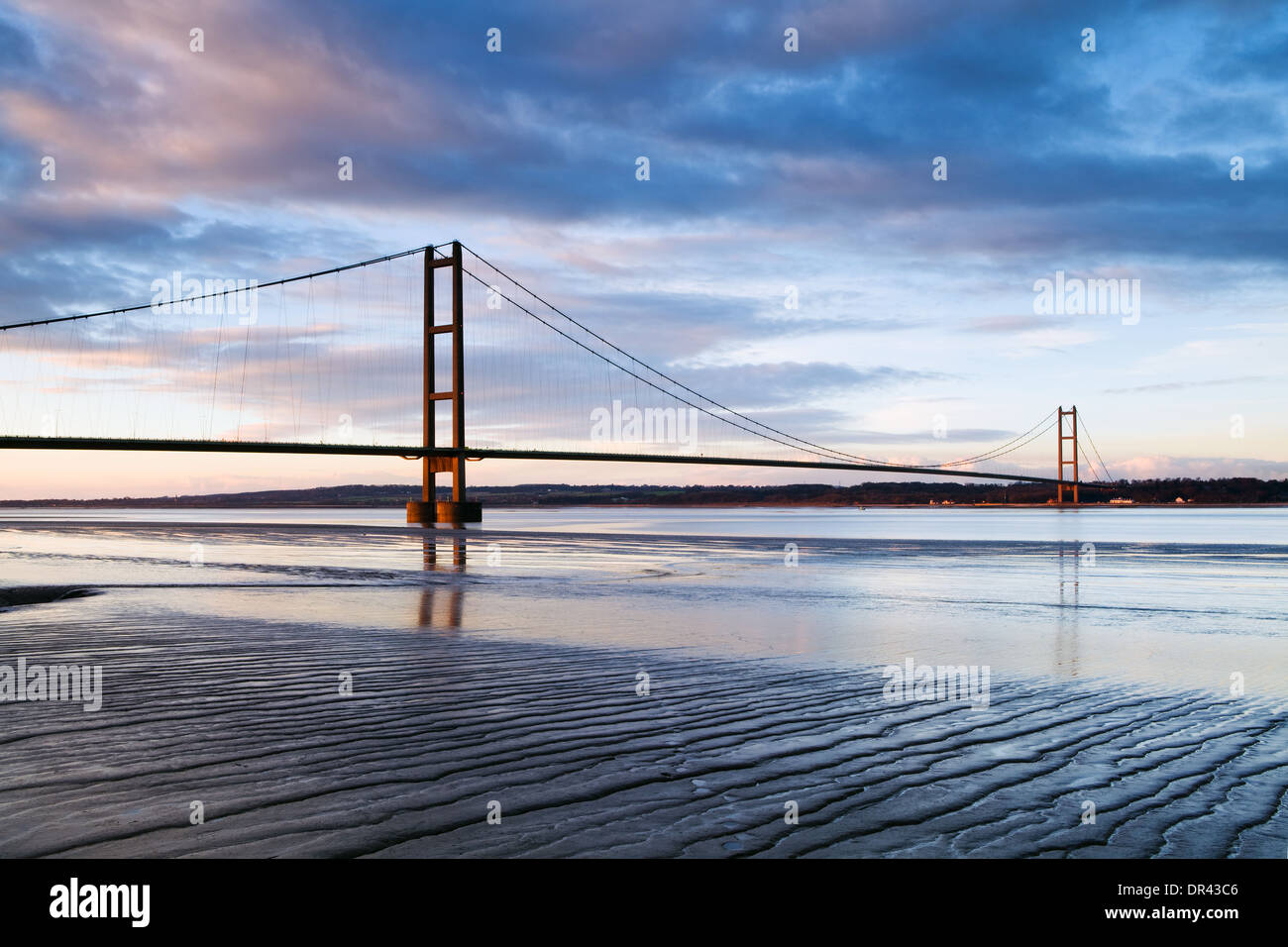 Le Humber Bridge et la rivière Humber à marée basse de Barton-upon-Humber dans le Nord du Lincolnshire Banque D'Images