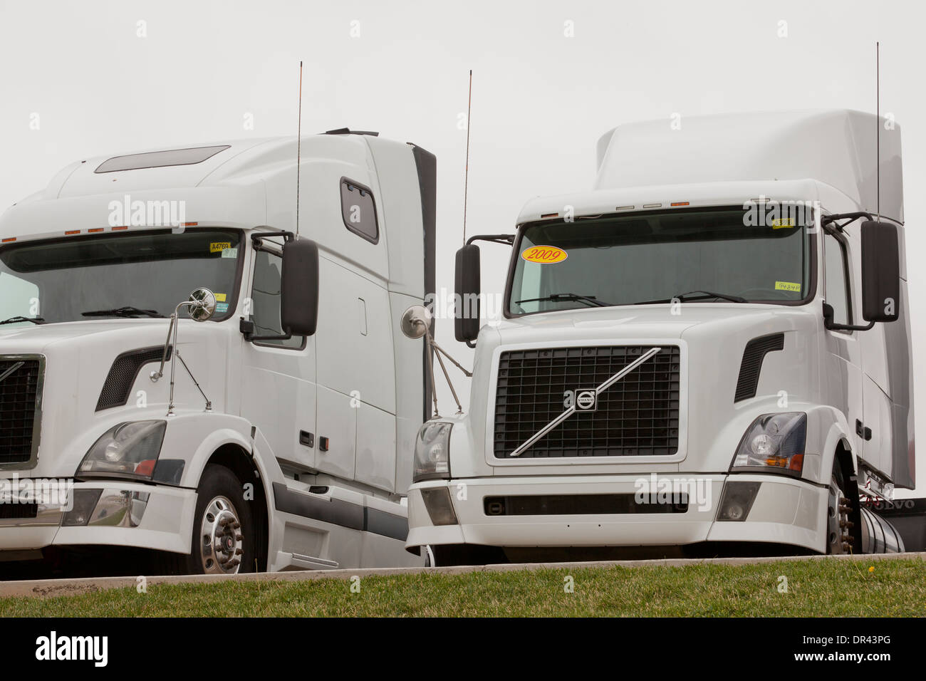 Les ventes de camions Volvo lot - California USA Banque D'Images