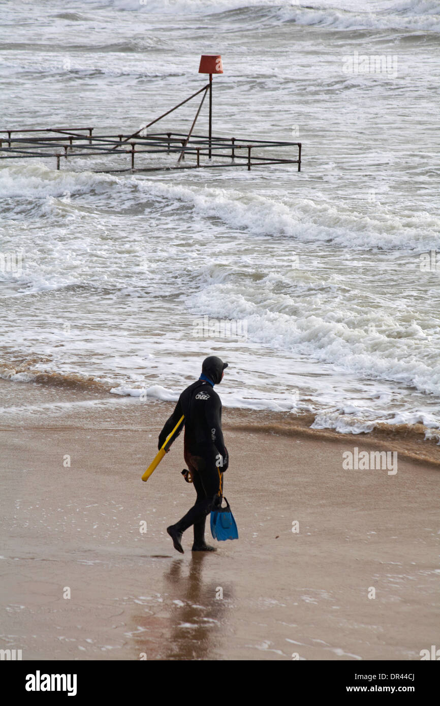 Surfer à la plage de Bournemouth en Janvier Banque D'Images