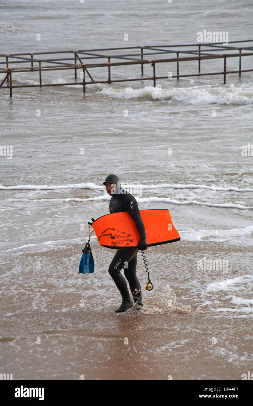 Surfer à la plage de Bournemouth en Janvier Banque D'Images