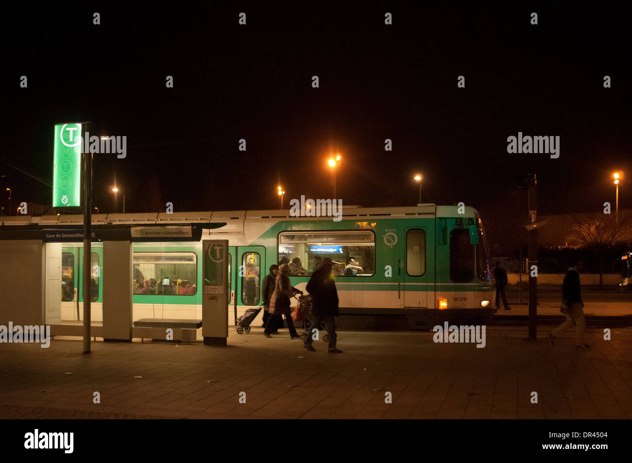 Gennevilliers par nuit, sur le nord de la banlieue parisienne. Banque D'Images
