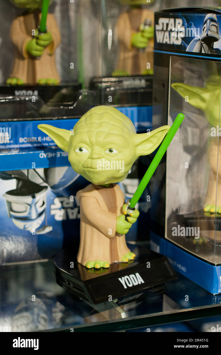 Yoda figure à l'affiche au magasin de jouets - USA Banque D'Images