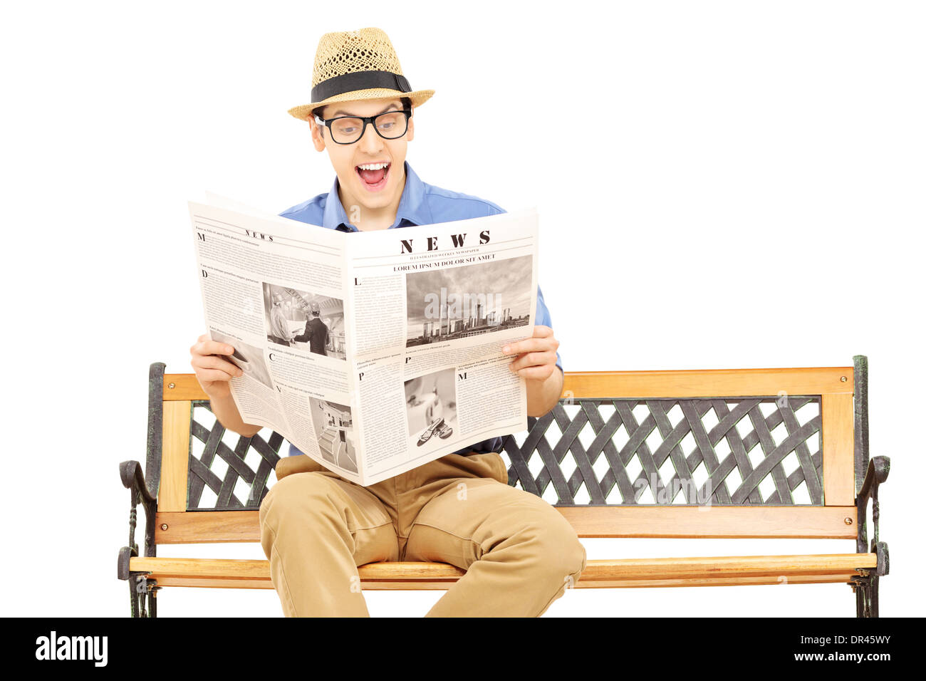 Jeune homme excité lire un journal assis sur un banc Banque D'Images