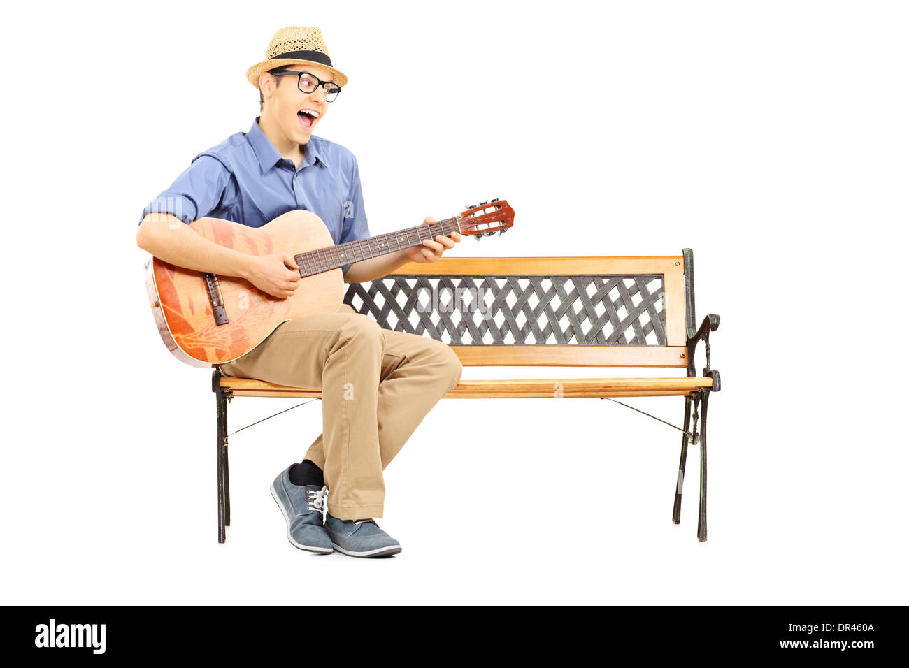 Jeune guitariste extatique assis sur un banc et de chant Banque D'Images