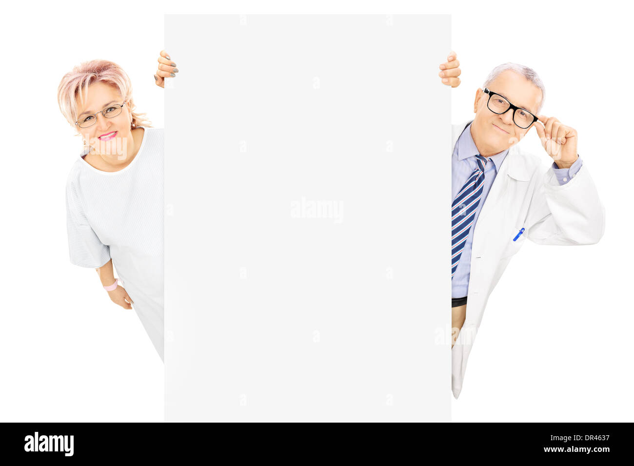 Médecin homme d'âge moyen et les femmes se tenant derrière patient panneau vierge Banque D'Images