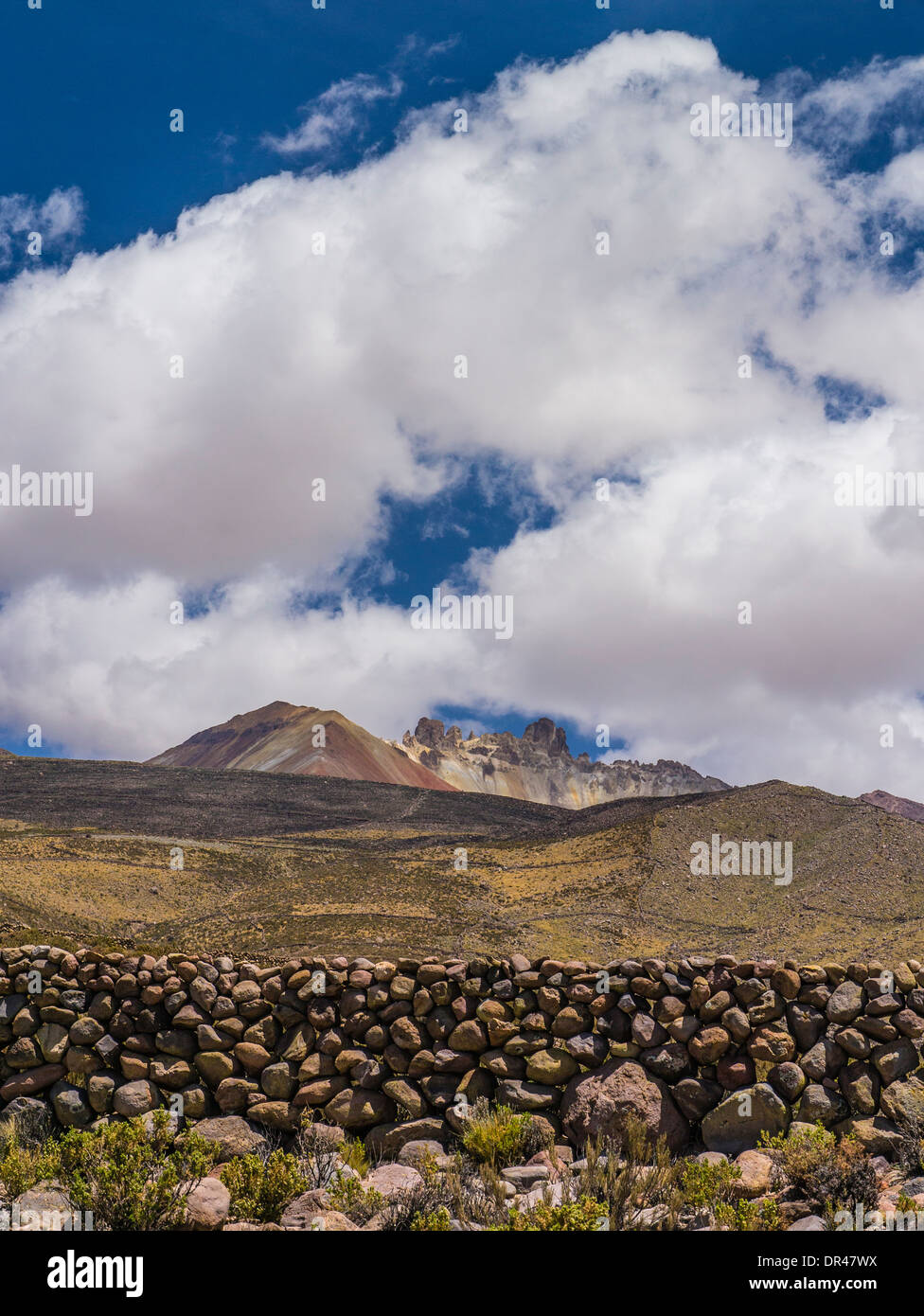 Des murs de pierre construits pour l'agriculture et l'élevage, certains datant de l'époque Inca, à l'extérieur de Tahua, Bolivie près du Salar de Uyuni. Banque D'Images